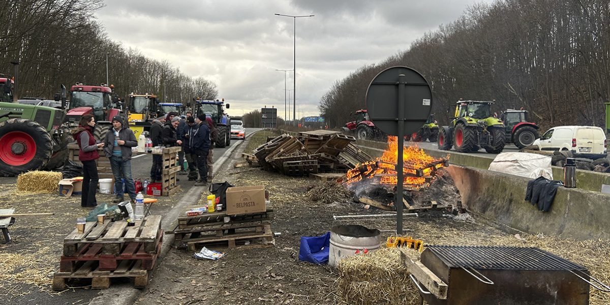 Belgische boze boeren blokkeren snelweg