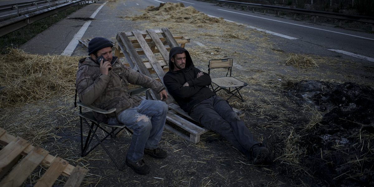 Boze boeren Frankrijk blokkeren snelweg bij Parijs