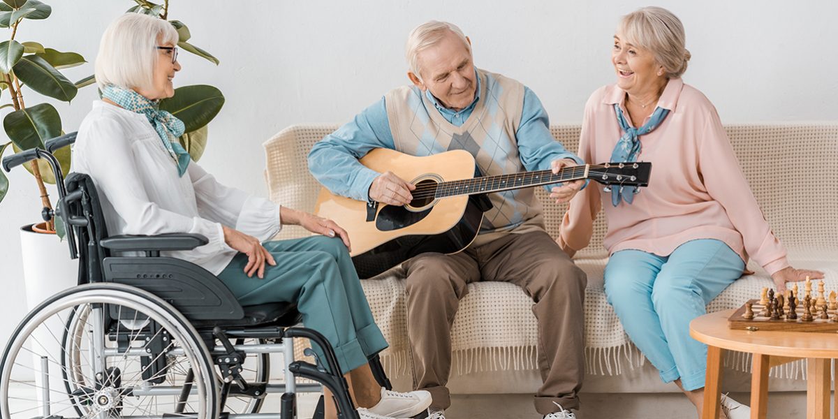 Bejaarden met gitaar, rolstoel en schaakspel