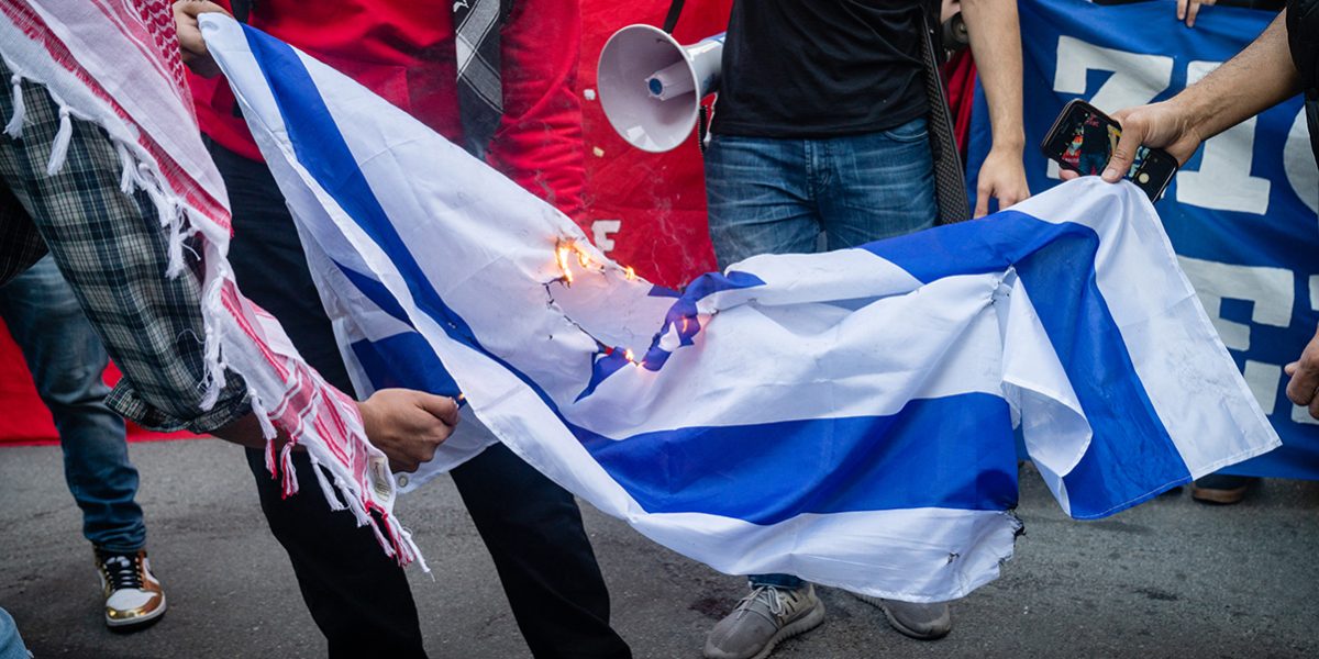 Vlag van Israël in brand gestoken