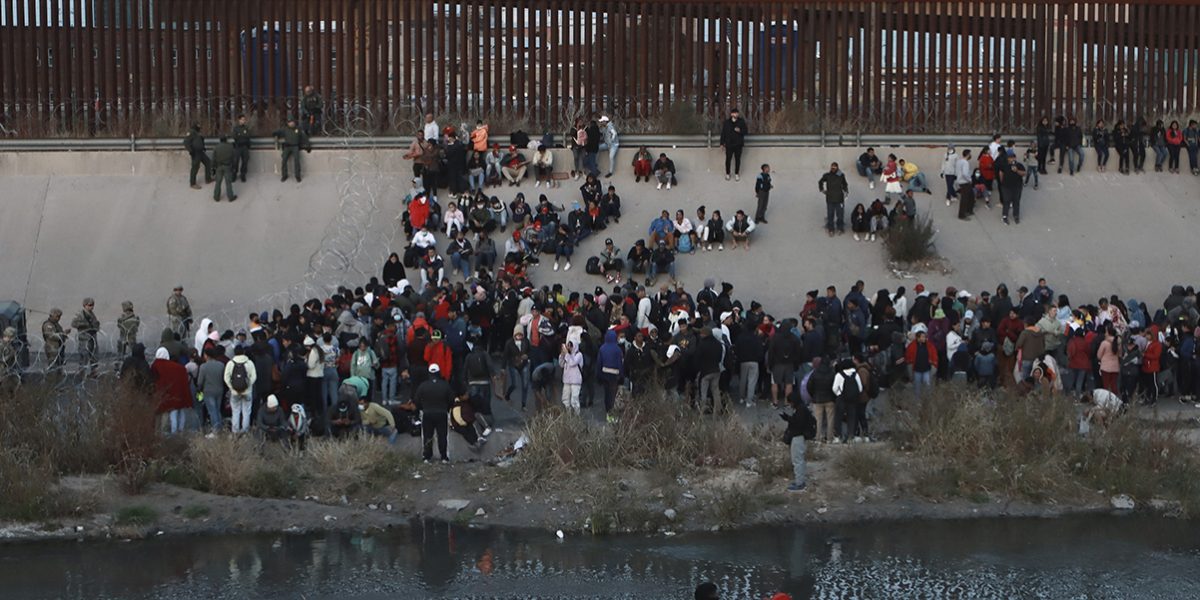 Asielzoekers bij het grenshek in El Paso, Texas