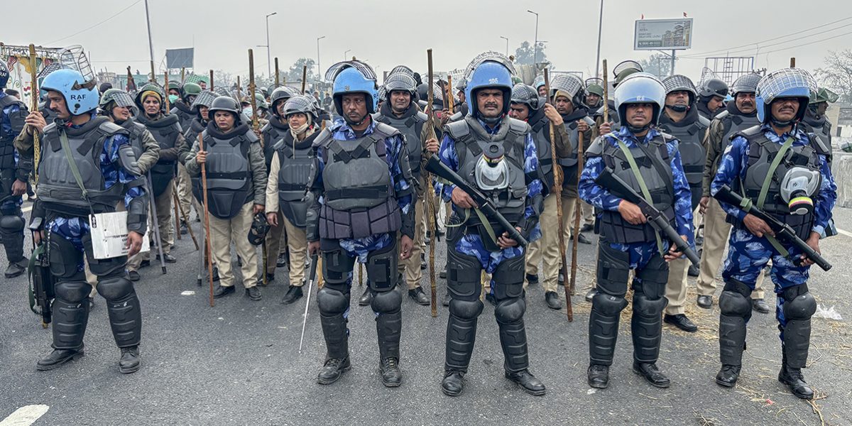 Politie en boze boeren in New Delhi, India