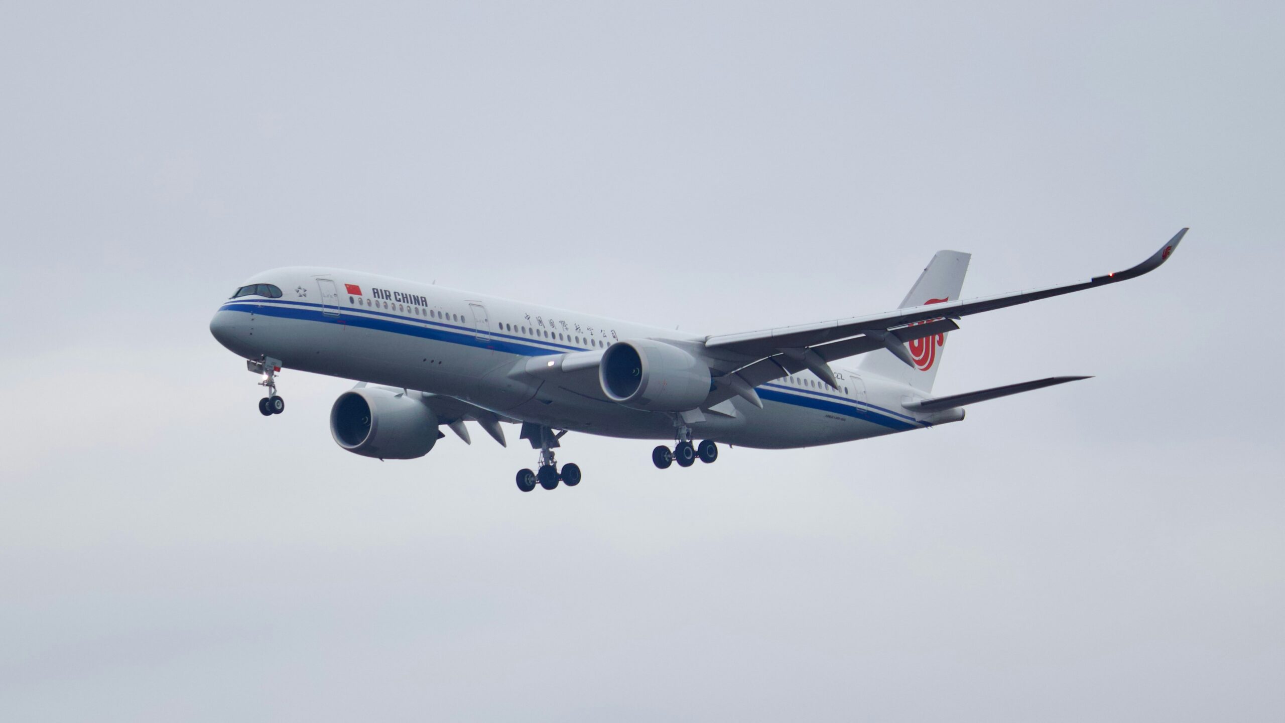Air China-vlucht maakt noodlanding na brand door batterij in handbagage