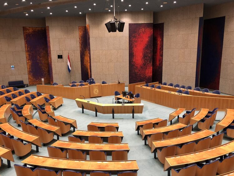 Lege plenaire zaal van de Tweede Kamer in Den Haag