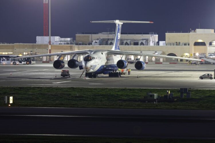 Groot vrachtvliegtuig s nachts op het verlichte platform van een luchthaven