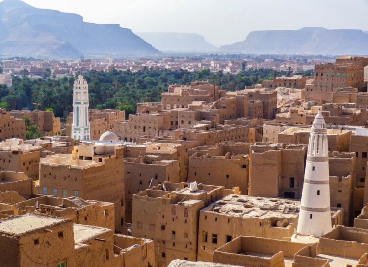 Overzicht van een traditionele leemstenen stad in de Jemenitische provincie Hadramaut