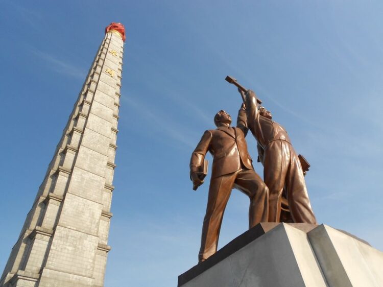 Juchetoren en arbeidersbeeld in de Noord-Koreaanse hoofdstad Pyongyang