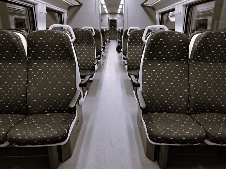 Lege stoelen in een treincoupe tijdens de daluren
