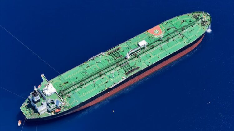 Luchtfoto van een olietanker op open zee