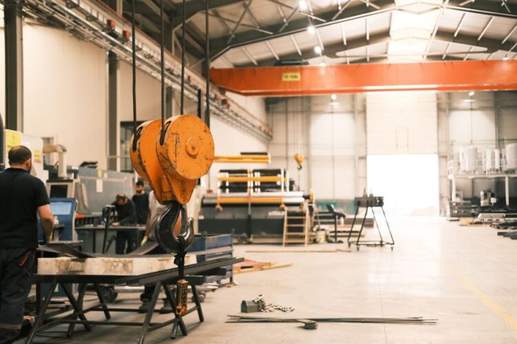 Industriele werkplaats met bovenloopkraan en machines