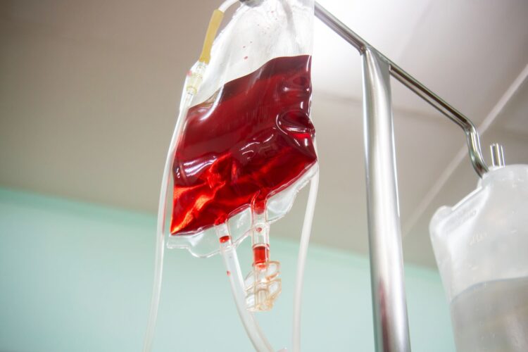 Een bloedzak aan een infuusstandaard in een ziekenhuiskamer