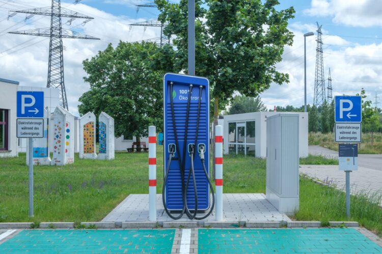 Een blauwe snellaadpaal voor elektrische auto's op een lege parkeerplaats