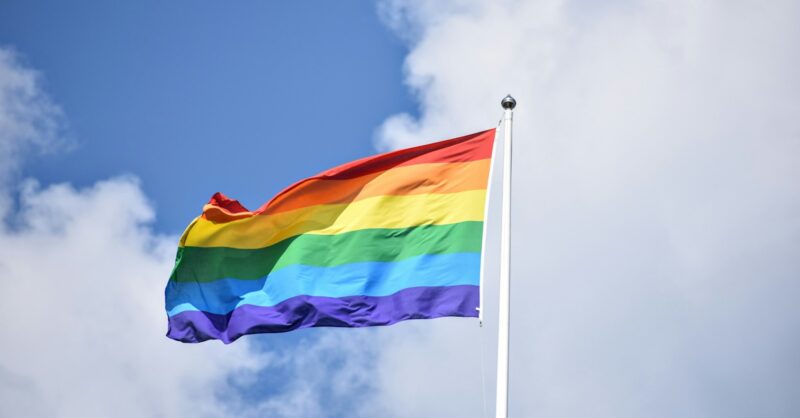 Regenboogvlaggen gestolen in Oldebroek, mast omvergetrokken